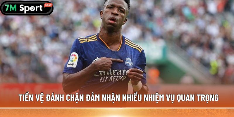 Tiền vệ đánh chặn đảm nhận nhiều nhiệm vụ quan trọng